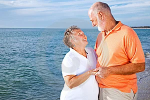Adultos mayores en la playa Adultos mayores y tercera edad en la playa