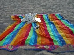 vamos a leer en la playa en San Blas libro, leer, lentes, sombrero y toalla playera