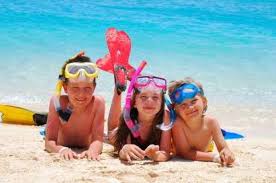 Disfrutando los niños en la playa